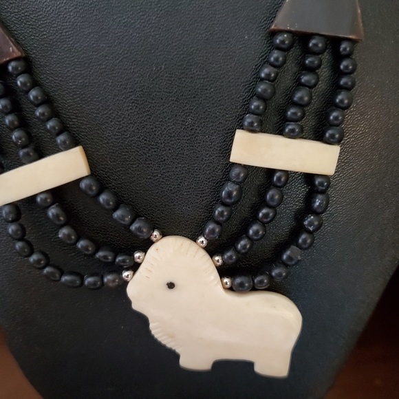 Vintage estate blk and ivory colored bone & horn necklace - Picture 2 of 4